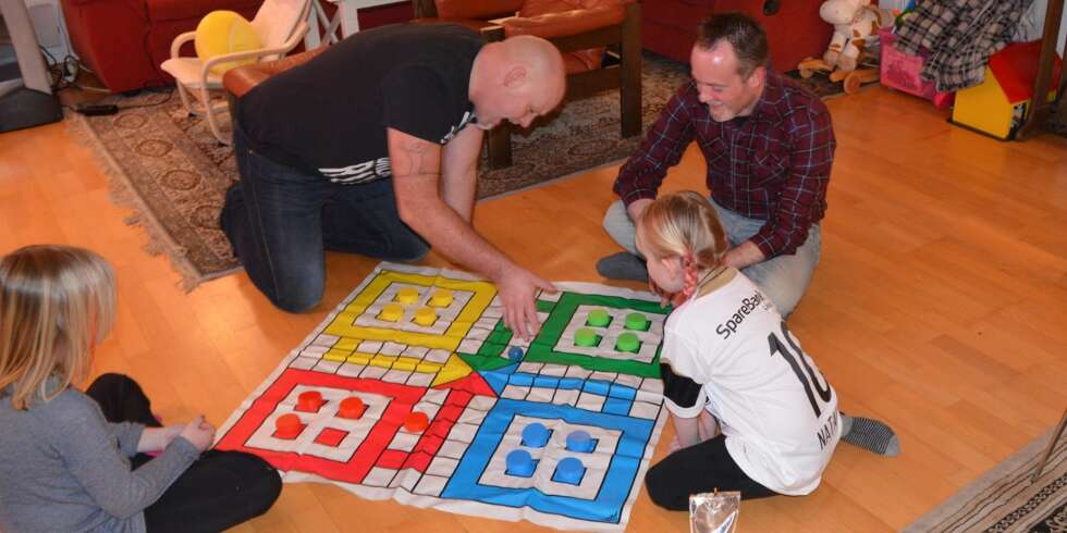 FAMILIEMORO: Rebacca og Natalia synes det er helt naturlig å spille Ludo med pappa Erik og mammas ektemann, Tormod. Samtidig. FAMILIEMORO: Rebacca og Natalia synes det er helt naturlig å spille Ludo med pappa Erik og mammas ektemann, Tormod. Samtidig.