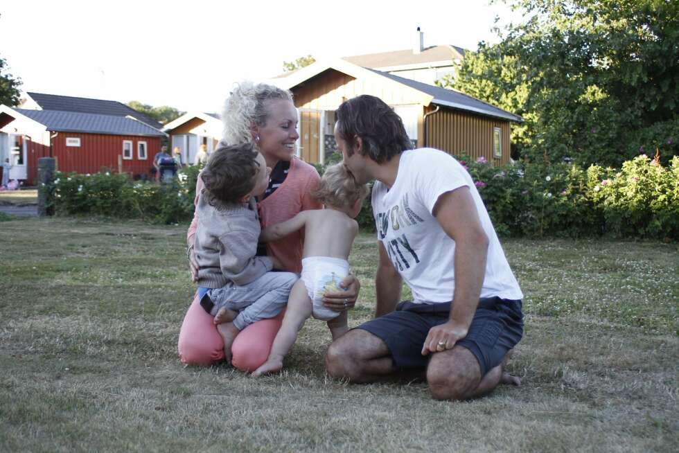 FRIGJØR TID: Mens pappa Christian Skjelbred er hjemmeværende husfar, bruker mamma Marianne Skjelbred dagene på å etablere seg som kunstner i det internasjonale markedet. FRIGJØR TID: Mens pappa Christian Skjelbred er hjemmeværende husfar, bruker mamma Marianne Skjelbred dagene på å etablere seg som kunstner i det internasjonale markedet.