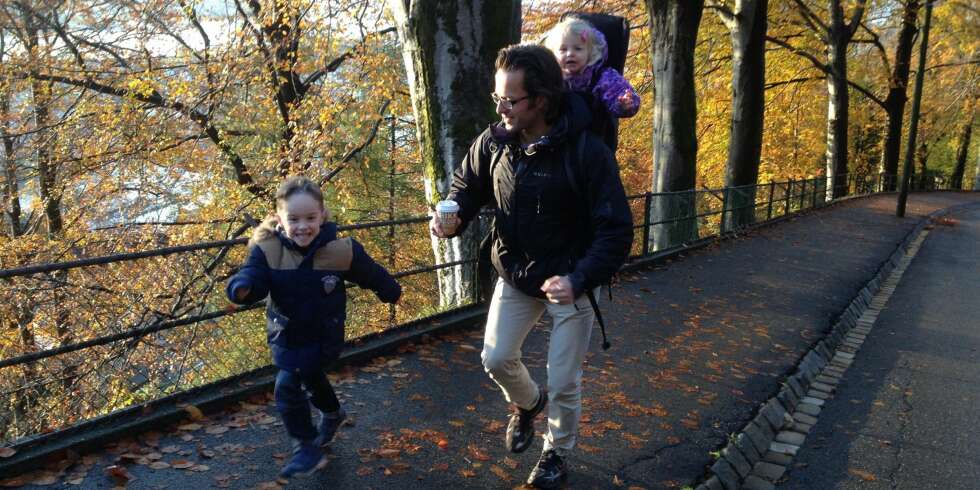 PAPPA PÅ HELTID: Christian Skjelbred sa opp jobben for å være hjemmeværende pappa på heltid med barna Tommy (5) og Kine (1). PAPPA PÅ HELTID: Christian Skjelbred sa opp jobben for å være hjemmeværende pappa på heltid med barna Tommy (5) og Kine (1).