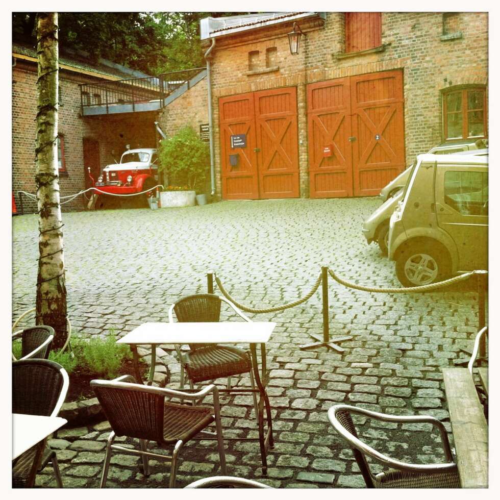 BAKGÅRD: I hine hårde dager brukte man hester til å trekke vann fram til brannene, men i 1919 ble stallene bygget om til garasjer. Oslo brannmuseum ønsker å flytte den gamle bilen inn, så den blir bedre bevart, men enn så lenge står den til pynt for kaffebarens gjester i bakgården. BAKGÅRD: I hine hårde dager brukte man hester til å trekke vann fram til brannene, men i 1919 ble stallene bygget om til garasjer. Oslo brannmuseum ønsker å flytte den gamle bilen inn, så den blir bedre bevart, men enn så lenge står den til pynt for kaffebarens gjester i bakgården.