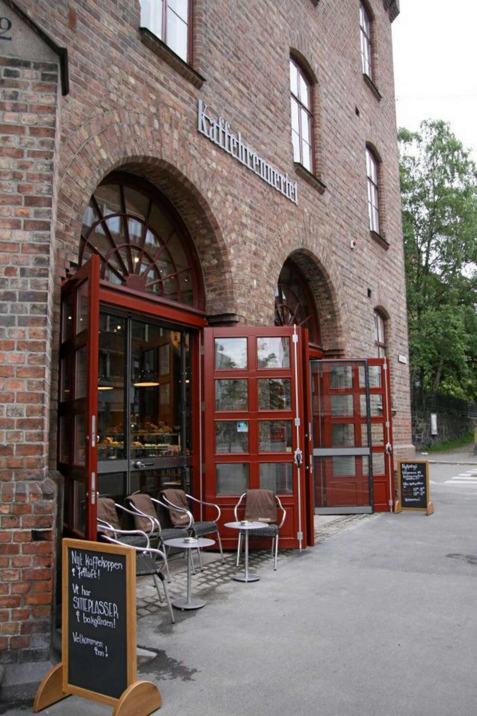 UTESERVERING: Kaffebrenneriets nye bar på Grønland har uteservering både foran og bak. Fra forsiden får du titte på livet. UTESERVERING: Kaffebrenneriets nye bar på Grønland har uteservering både foran og bak. Fra forsiden får du titte på livet.
