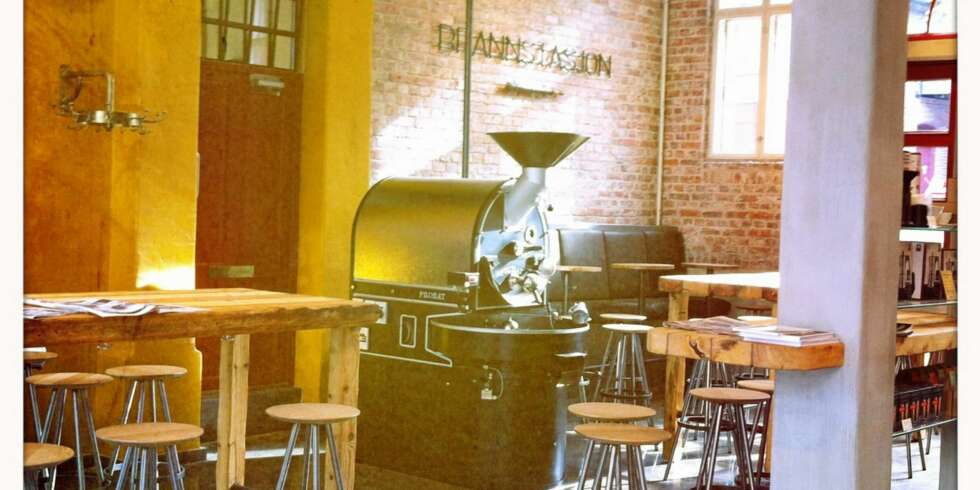 RÅTT OG EKTE: Nordens eldste brannstasjon er blitt kaffebar, men Kaffebrenneriet har lagt vekt på å ivareta både stil og inventar. Nordens første sklistang har derfor fått stå. RÅTT OG EKTE: Nordens eldste brannstasjon er blitt kaffebar, men Kaffebrenneriet har lagt vekt på å ivareta både stil og inventar. Nordens første sklistang har derfor fått stå.