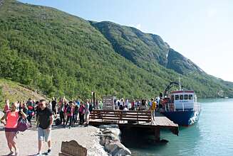 FJELLBÅTEN: I sommerferien er det mange som ønsker å ta båten til Memurubu. Husk å være ute i god tid slik at dere får plass på en av de første båtene! FJELLBÅTEN: I sommerferien er det mange som ønsker å ta båten til Memurubu. Husk å være ute i god tid slik at dere får plass på en av de første båtene!