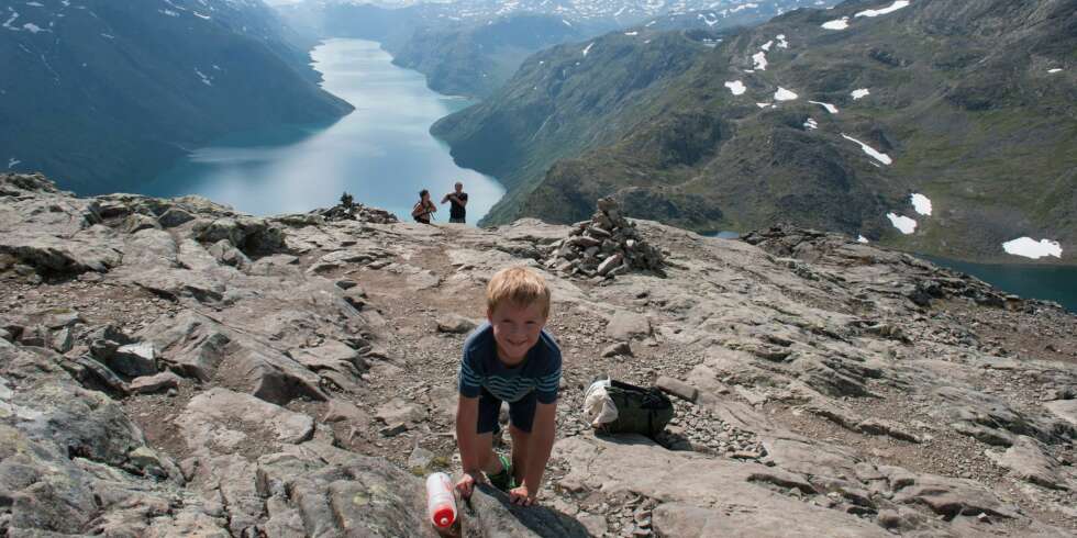 Det var det! Besseggen er besteget. Det denne lille karen ikke vet, er at det fortsatt er langt igjen til turens høyeste punkt... Det var det! Besseggen er besteget. Det denne lille karen ikke vet, er at det fortsatt er langt igjen til turens høyeste punkt...