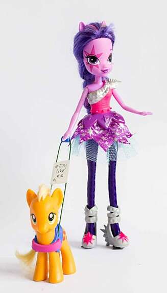 HJEMMELAGET: Her er en av lekene Atkinson og vennene laget for å vise produsenten Hasbro hvordan en My Little Pony Equestria-dukke ville se ut som svaksynt - med en førerponni. HJEMMELAGET: Her er en av lekene Atkinson og vennene laget for å vise produsenten Hasbro hvordan en My Little Pony Equestria-dukke ville se ut som svaksynt - med en førerponni.