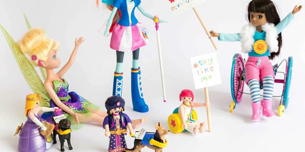 LIKHET I LEKEKASSEN: Kampanjen Toy Like Me har laget en rekke dukker og leker med ulike funksjonshemninger, for å vise at også funksjonshemmede barn trenger leker som ligner dem selv. LIKHET I LEKEKASSEN: Kampanjen Toy Like Me har laget en rekke dukker og leker med ulike funksjonshemninger, for å vise at også funksjonshemmede barn trenger leker som ligner dem selv.