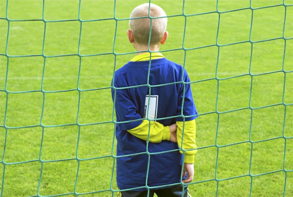 FOTBALLGUTT: I stedet for organiserte fritidsaktiviteter, trenger barna mer fri, aktiv lek sammen med andre barn. FOTBALLGUTT: I stedet for organiserte fritidsaktiviteter, trenger barna mer fri, aktiv lek sammen med andre barn.