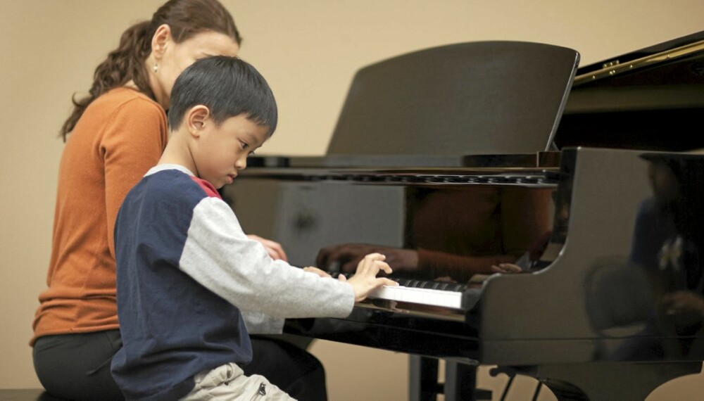 PIANOGUTT: Burde han heller vært ute og lekt? PIANOGUTT: Burde han heller vært ute og lekt?