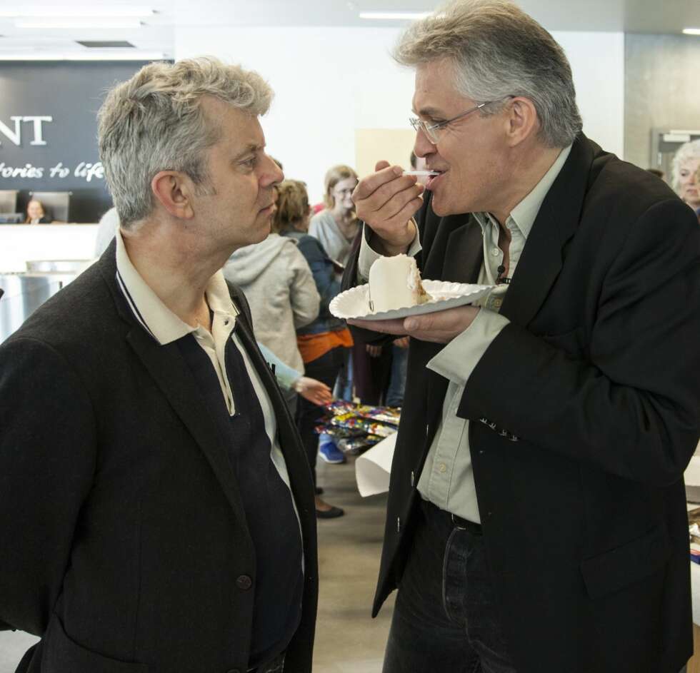 HVA ER VEL BURSDAG UTEN KAKE? Knut Nærum og Arild Midthun feirer verdens mest berømte and. HVA ER VEL BURSDAG UTEN KAKE? Knut Nærum og Arild Midthun feirer verdens mest berømte and.