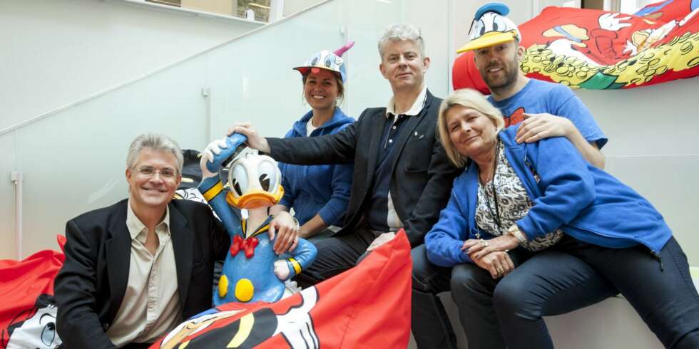 GRATTIS MED DAGEN! Donald Duck fyller 80 år, og blir selvfølgelig behørig feiret av Donald-tegner Arild Midthun, Donald-forfatter Knut Nærum og redaksjonen til Donald-bladet. GRATTIS MED DAGEN! Donald Duck fyller 80 år, og blir selvfølgelig behørig feiret av Donald-tegner Arild Midthun, Donald-forfatter Knut Nærum og redaksjonen til Donald-bladet.