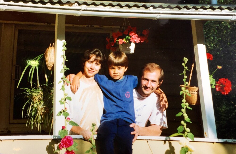 BARNDOM: En åtte år gammel gutt sammen med foreldrene Natalia og Igor. - Jeg hjadde en disiplinert, men god oppvekst. Mamma og pappa har gjort en bra jobb. Det er jeg takknemlig for. BARNDOM: En åtte år gammel gutt sammen med foreldrene Natalia og Igor. - Jeg hjadde en disiplinert, men god oppvekst. Mamma og pappa har gjort en bra jobb. Det er jeg takknemlig for.