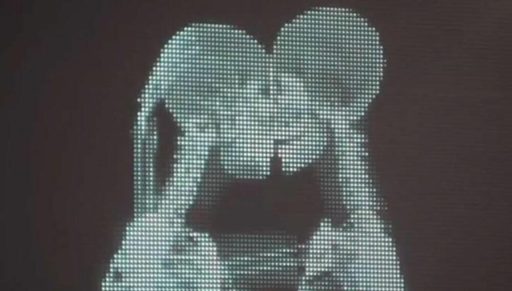 HVEM KYSSER? Blir vi berørt når vi ikke vet hvem som kysser? Se videoen, den gir deg svar. HVEM KYSSER? Blir vi berørt når vi ikke vet hvem som kysser? Se videoen, den gir deg svar.