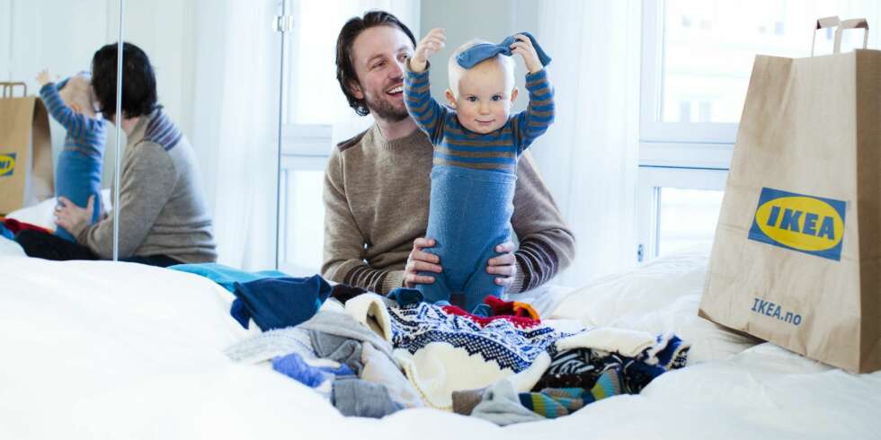 UNNGÅ PLAST: Bruk pappesker eller papirposer når du skal pakke bort vinterklærne. UNNGÅ PLAST: Bruk pappesker eller papirposer når du skal pakke bort vinterklærne.