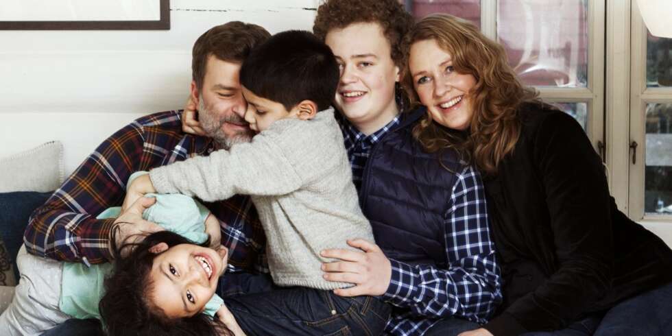 ENDELIG STOR FAMILIE: For et år siden ble Anne-Margrethe og Thomas foreldre til Lucas(5) og Tamara (7) fra Chile, og William (15) ble plutselig storebror. Endelig ble familien komplett! ENDELIG STOR FAMILIE: For et år siden ble Anne-Margrethe og Thomas foreldre til Lucas(5) og Tamara (7) fra Chile, og William (15) ble plutselig storebror. Endelig ble familien komplett!