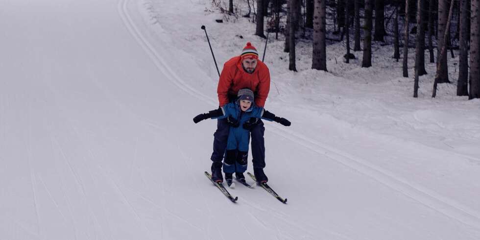 PÅ SKITUR MED BARN: Vi gir deg teknikkene du trenger for å få barna hjem fra lange skiturer. PÅ SKITUR MED BARN: Vi gir deg teknikkene du trenger for å få barna hjem fra lange skiturer.