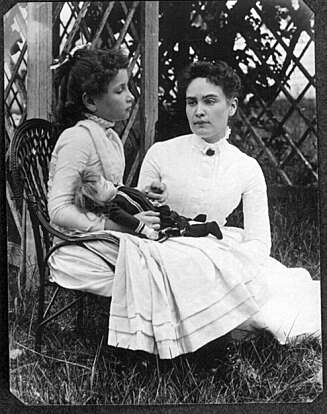 DØVBLIND: Helen Keller ble døv og blind som baby, men lærte seg likevel etter mye trening å snakke. Her med døvelæreren Anne Sullivan i 1888. DØVBLIND: Helen Keller ble døv og blind som baby, men lærte seg likevel etter mye trening å snakke. Her med døvelæreren Anne Sullivan i 1888.