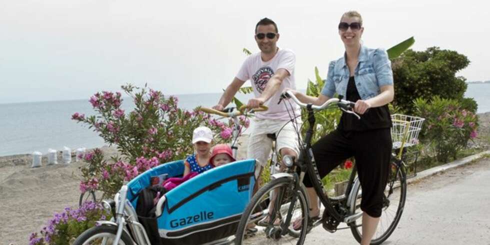 FAMILIE-KOS PÅ TO HJUL: Party-Kos er historie. Nå er de fleste turistene barnefamilier, og Kos kan endelig leve opp til navnet sitt. FAMILIE-KOS PÅ TO HJUL: Party-Kos er historie. Nå er de fleste turistene barnefamilier, og Kos kan endelig leve opp til navnet sitt.