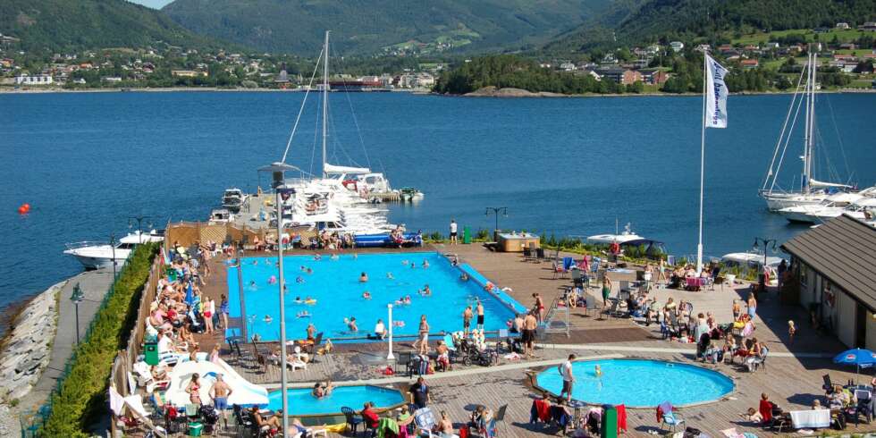 HERLIG UTSIKT: Her er Ikornnes friluftsbad på Sunnmøre, en av mange familieparker og badeland som egner seg for småbarnsfamilier. HERLIG UTSIKT: Her er Ikornnes friluftsbad på Sunnmøre, en av mange familieparker og badeland som egner seg for småbarnsfamilier.