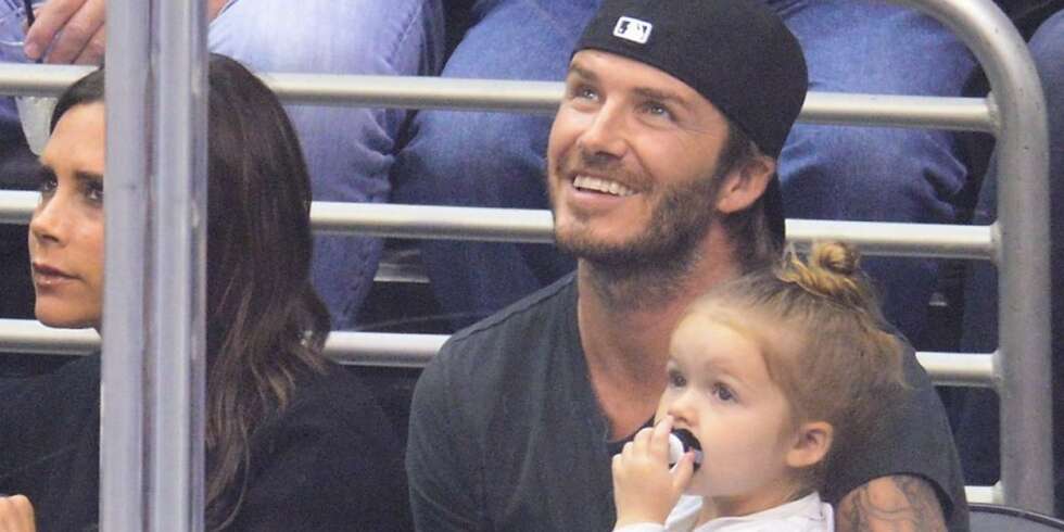 MED SMOKK PÅ PAPPAS FANG: Etter at Harper Beckham (4) ble avbildet med smokk i forrige uke, har kritikken haglet mot ekteparet Beckham. Også tidligere har parets yngste datter brukt smokk når familien har vært ute, som her i 2013. MED SMOKK PÅ PAPPAS FANG: Etter at Harper Beckham (4) ble avbildet med smokk i forrige uke, har kritikken haglet mot ekteparet Beckham. Også tidligere har parets yngste datter brukt smokk når familien har vært ute, som her i 2013.