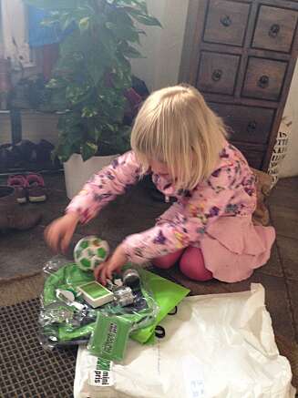 MENS HUN VENTER: - Hun kommer til å bli en levende reklamefigur, sier mamma Kjersti Herland Johnsen. Elisabeth (5) er kjempefornøyd med overraskelsen hun fikk i posten. MENS HUN VENTER: - Hun kommer til å bli en levende reklamefigur, sier mamma Kjersti Herland Johnsen. Elisabeth (5) er kjempefornøyd med overraskelsen hun fikk i posten.