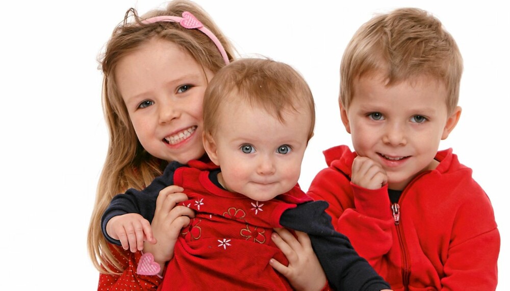 ULIKE SØSKEN: Guro (5), Torstein (3,5) og Sigrid (9 mnd) fra Oslo er en del av en søskenflokk på fem. Foreldrene så allerede like etter fødselen at barna hadde hver sin unike personlighet. Emilie (13) og Daniel (12) er ikke med på bildet. ULIKE SØSKEN: Guro (5), Torstein (3,5) og Sigrid (9 mnd) fra Oslo er en del av en søskenflokk på fem. Foreldrene så allerede like etter fødselen at barna hadde hver sin unike personlighet. Emilie (13) og Daniel (12) er ikke med på bildet.