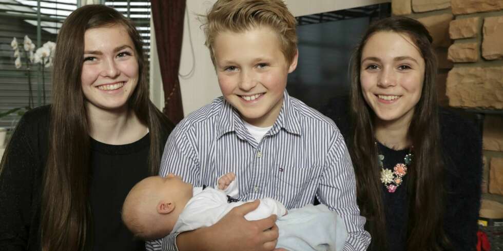 SØSKENKJÆRLIGHET: Emilie (16) f.v., David (11) og Julie (14) ble overlykkelige da de fikk at de skulle få en baby i familien. Lille Nathaniel rekker aldri å gråte... SØSKENKJÆRLIGHET: Emilie (16) f.v., David (11) og Julie (14) ble overlykkelige da de fikk at de skulle få en baby i familien. Lille Nathaniel rekker aldri å gråte...