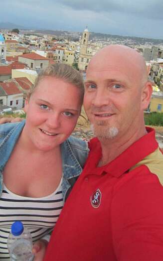 GIVERGLEDE: Pappa Lars (43) er stolt av Theas (15) engasjement og hennes omtanke for andre. GIVERGLEDE: Pappa Lars (43) er stolt av Theas (15) engasjement og hennes omtanke for andre.
