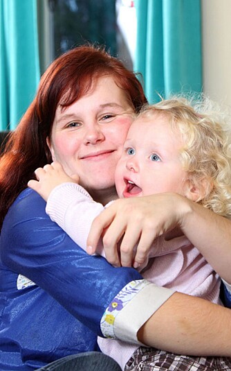 MYE KJÆRLIGHET: - Det er ikke vanskelig å være mor til en så skjønn jente, sier Tina. MYE KJÆRLIGHET: - Det er ikke vanskelig å være mor til en så skjønn jente, sier Tina.