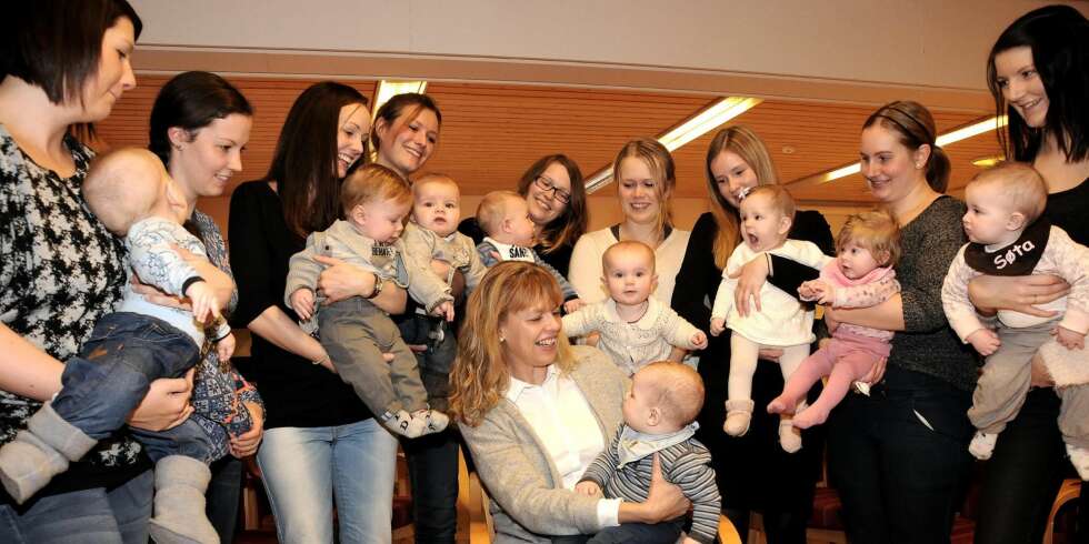 NOMINERT AV ELLEVE KVINNER: Wenche Evensen Berg er kåret til Årets jordmor, og ble nominert av elleve Surnadal-kvinner. Her representert ved ni av dem. NOMINERT AV ELLEVE KVINNER: Wenche Evensen Berg er kåret til Årets jordmor, og ble nominert av elleve Surnadal-kvinner. Her representert ved ni av dem.