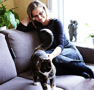 HOLDER MOTET OPPE: Katinka har ikke gitt opp kampen for å få et eget barn. Men enn så lenge er det katten Josefine som holder henne med selskap. HOLDER MOTET OPPE: Katinka har ikke gitt opp kampen for å få et eget barn. Men enn så lenge er det katten Josefine som holder henne med selskap.