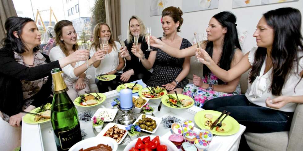 MAT OG MORO: - Babyshower er en flott anledning til å samle jentene og feire knøttet i magen, sier en blid og opplagt Amelie Gundersen (midt i bildet). Deilig fingermat, alkoholfri cider, gaver og artige leker er ingredienser som gir en morsom og minnerik kveld. MAT OG MORO: - Babyshower er en flott anledning til å samle jentene og feire knøttet i magen, sier en blid og opplagt Amelie Gundersen (midt i bildet). Deilig fingermat, alkoholfri cider, gaver og artige leker er ingredienser som gir en morsom og minnerik kveld.