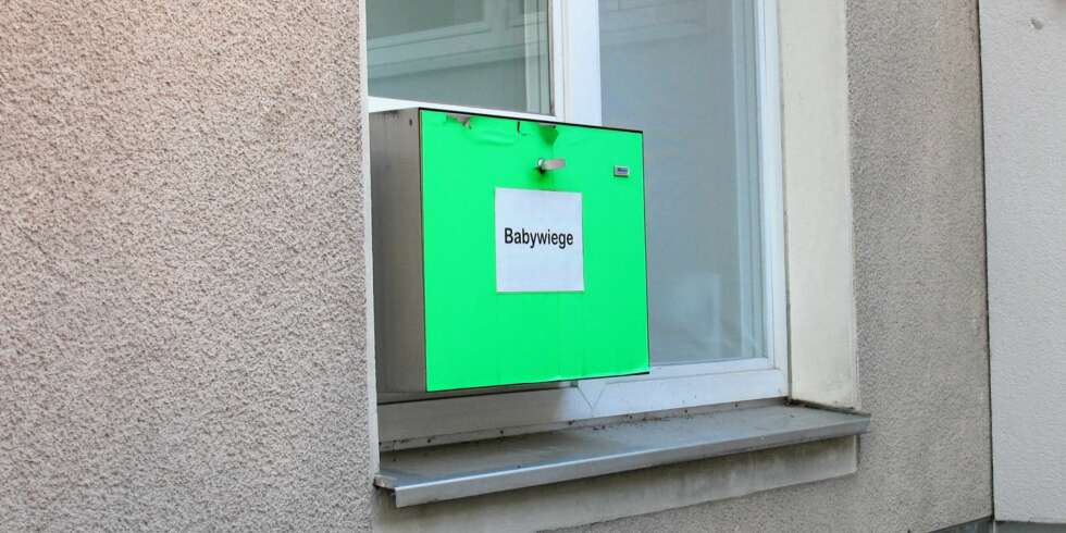 LEVERT I EN LUKE: I en luke i veggen på sykehuset Krankenhaus Waldfriede kan nybakte mammaer eller pappaer levere fra seg barnet sitt anonymt. De fleste barna er kun få timer gamle. Hver gang det blir lagt en levende baby i luka, går det en alarm inne på sykehuset. LEVERT I EN LUKE: I en luke i veggen på sykehuset Krankenhaus Waldfriede kan nybakte mammaer eller pappaer levere fra seg barnet sitt anonymt. De fleste barna er kun få timer gamle. Hver gang det blir lagt en levende baby i luka, går det en alarm inne på sykehuset.