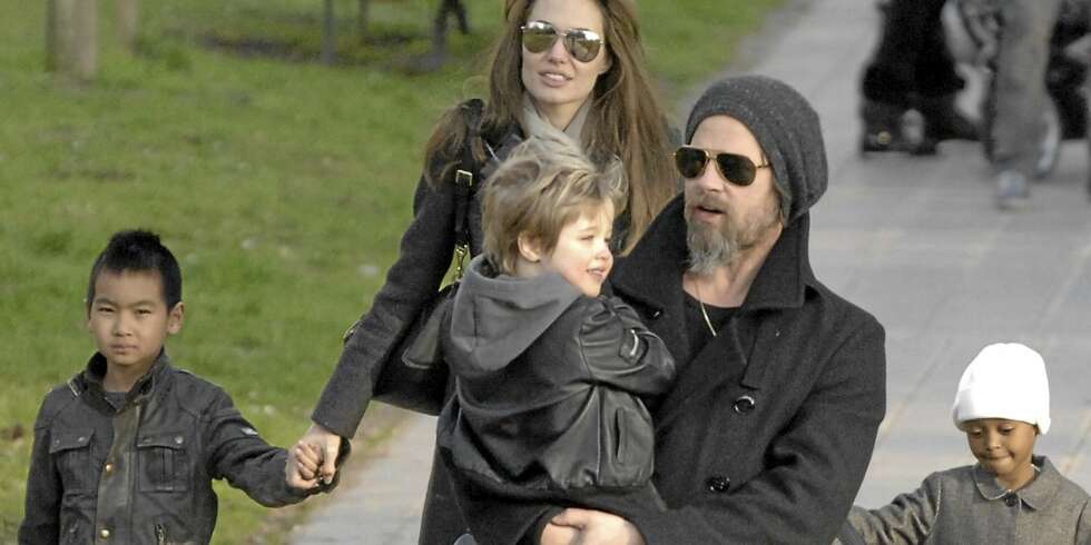 HAR SEKS BARN: Angelina Jolie og Brad Pitt med tre av barna på parktur i Venezia. Tre av parets barn er adoptert. HAR SEKS BARN: Angelina Jolie og Brad Pitt med tre av barna på parktur i Venezia. Tre av parets barn er adoptert.