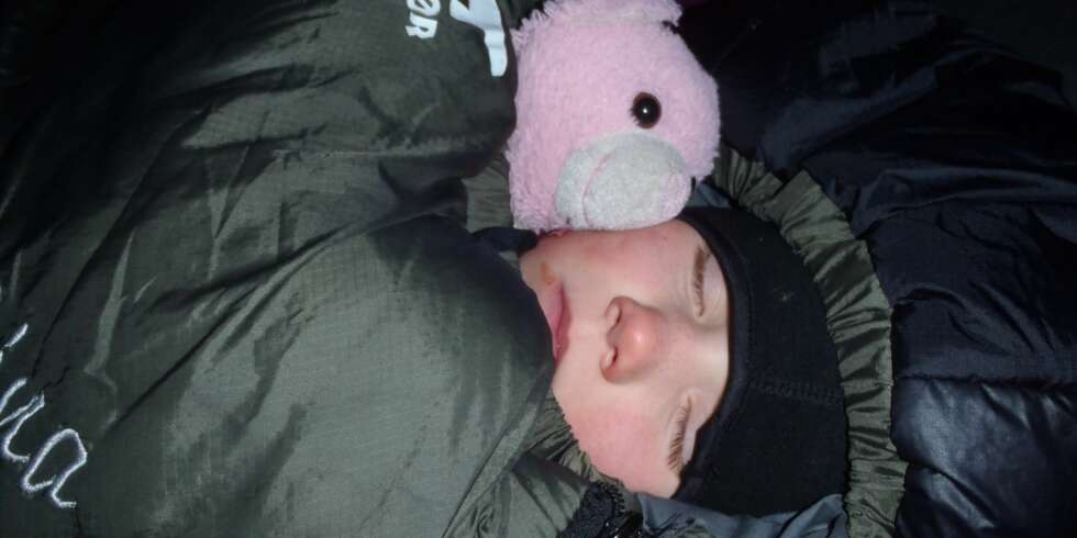 SOVER SØTT: Dina (6) har vært på sykkeltur på Helgelandskysten, gått mange fotturer i Børgefjell, syklet Rallarvegen, padlet kano i Dalsland, jaktet rype på Senja, bodd i hule i Drammensmarka, gått på ski på Hardangervidda - og har vært mange turer i Oslomarka. SOVER SØTT: Dina (6) har vært på sykkeltur på Helgelandskysten, gått mange fotturer i Børgefjell, syklet Rallarvegen, padlet kano i Dalsland, jaktet rype på Senja, bodd i hule i Drammensmarka, gått på ski på Hardangervidda - og har vært mange turer i Oslomarka.