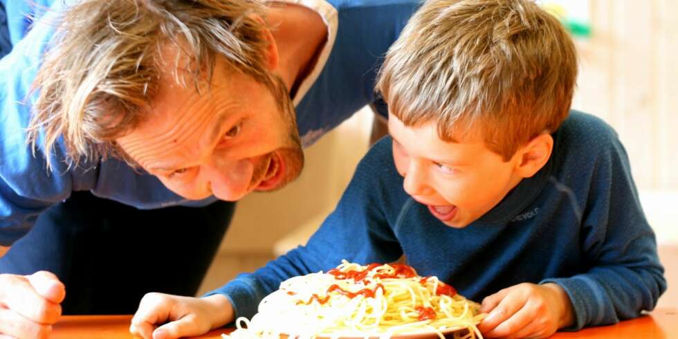 UNDRER SEG MED BARNA: Førskolelærer og forfatter Sondre Harvik Bjaberg liker å undre seg sammen med barna. UNDRER SEG MED BARNA: Førskolelærer og forfatter Sondre Harvik Bjaberg liker å undre seg sammen med barna.