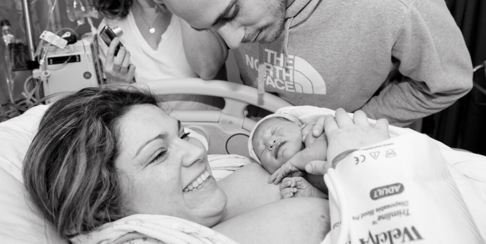 FØRSTE MØTE: Brad ser på sin datter Angelina like etter at hun er født. Mamma Jenna klarer ikke slutte å smile. FØRSTE MØTE: Brad ser på sin datter Angelina like etter at hun er født. Mamma Jenna klarer ikke slutte å smile.