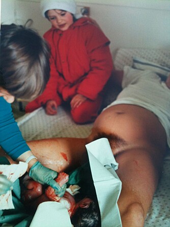 FØRSTE FØDSEL: Fotograf Eva Rose var tilstede da lillesøster ble født. Da var hun bare åtte år gammel. Siden den gang har hun vært fascinert av fødsler. FØRSTE FØDSEL: Fotograf Eva Rose var tilstede da lillesøster ble født. Da var hun bare åtte år gammel. Siden den gang har hun vært fascinert av fødsler.