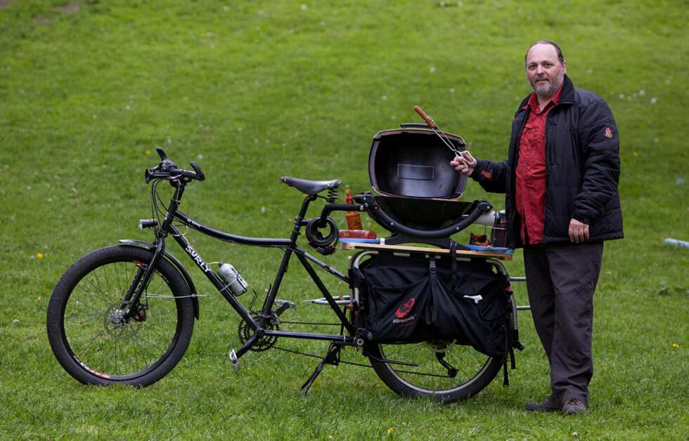 Haukur kan velge mellom grill eller gjester på sykkelen. Haukur kan velge mellom grill eller gjester på sykkelen.