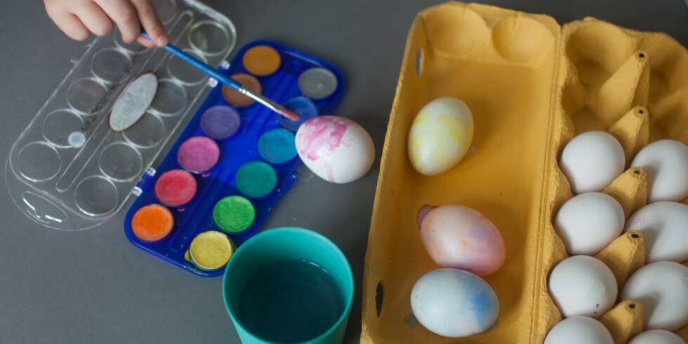 Å male egg med akvarellfarger er noe helt annet enn å male med vanlige vannfarger. Bare prøv selv! Å male egg med akvarellfarger er noe helt annet enn å male med vanlige vannfarger. Bare prøv selv!