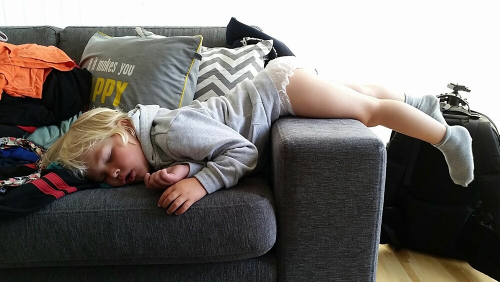ANDREPREMIE: Olliver (3) har sovnet på tvers i sofaen. ANDREPREMIE: Olliver (3) har sovnet på tvers i sofaen.
