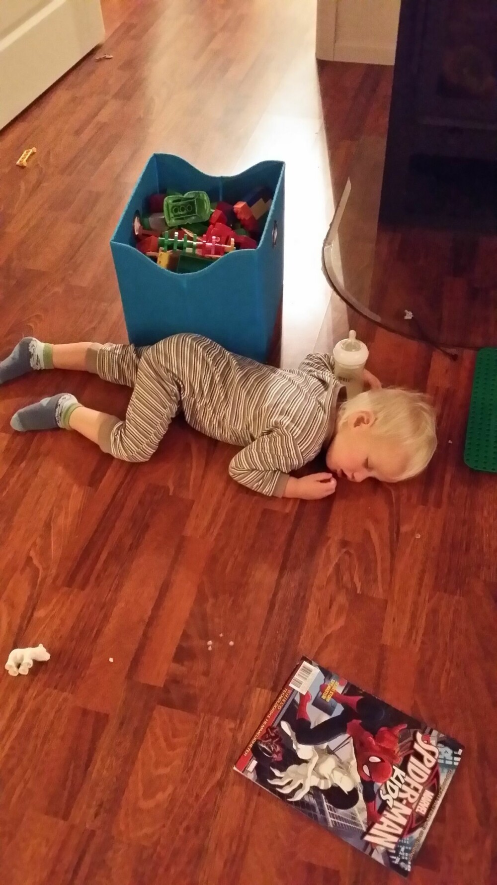 TREDJEPREMIE: Nikolas skulle leke med Duplo selv om det egentlig var natt, og sovnet midt i leken. TREDJEPREMIE: Nikolas skulle leke med Duplo selv om det egentlig var natt, og sovnet midt i leken.