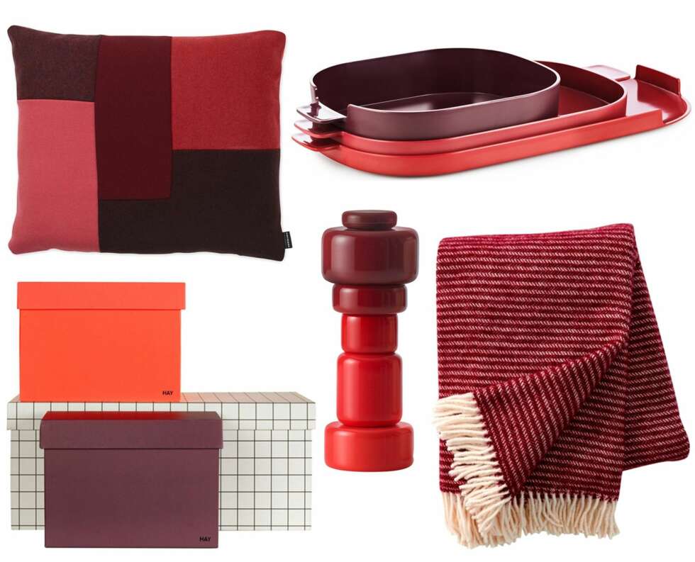 TING TIL HJEMMET: Øverst fra venstre: Brick Cushion red fra Normann Copenhagen, kr 549. Nabo Trays - 3 pack Red fra Normann Copenhagen, kr 599. Box Box grid fra HAY, kr 229. Plus salt & pepperkvern rød fra Muuto, kr 450. Ralph Aubergine Pledd 130x200 fra Klippan, kr 699. TING TIL HJEMMET: Øverst fra venstre: Brick Cushion red fra Normann Copenhagen, kr 549. Nabo Trays - 3 pack Red fra Normann Copenhagen, kr 599. Box Box grid fra HAY, kr 229. Plus salt & pepperkvern rød fra Muuto, kr 450. Ralph Aubergine Pledd 130x200 fra Klippan, kr 699.