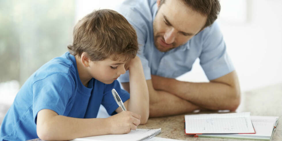 VIS INTERESSE: Som foreldre er det viktigste du kan gjøre å være interessert i hva barnet holder på med på skolen. Spør hva de har lært, hva som er morsomt og hva som er vanskelig. La dem være stolte av ny kunnskap. VIS INTERESSE: Som foreldre er det viktigste du kan gjøre å være interessert i hva barnet holder på med på skolen. Spør hva de har lært, hva som er morsomt og hva som er vanskelig. La dem være stolte av ny kunnskap.