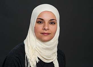BRENNER FOR MATTE: Mattelærer Hanan Abdelrahman hjelper ungdom med matteleksene via Facebook, Youtube, på biblioteket og som privatlærer. Når har hun også gitt ut boka Mattehjelperen. BRENNER FOR MATTE: Mattelærer Hanan Abdelrahman hjelper ungdom med matteleksene via Facebook, Youtube, på biblioteket og som privatlærer. Når har hun også gitt ut boka Mattehjelperen.