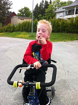 GÅR MED RULLATOR: - Etter snart ett år med behandling i trykktank ser vi stor framgang. I løpet av våren var det planlagt at Dennis skulle ha fire operasjoner i armene. Alle er avlyst!, sier mamma Janina. GÅR MED RULLATOR: - Etter snart ett år med behandling i trykktank ser vi stor framgang. I løpet av våren var det planlagt at Dennis skulle ha fire operasjoner i armene. Alle er avlyst!, sier mamma Janina.