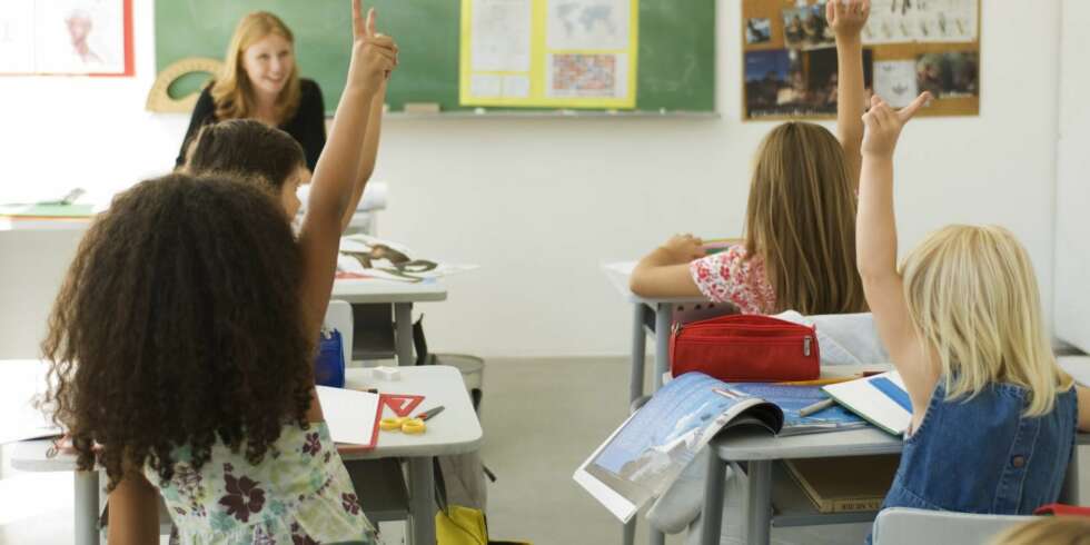 FÅR FRI FOR Å FEIRE BESTEMOR: Oslo-skolens strenge innskjerping av permisjonsreglementet har skapt rabalder siden det ble innført for snart et år siden. Fra neste år myker Oslo-skolen opp reglene. FÅR FRI FOR Å FEIRE BESTEMOR: Oslo-skolens strenge innskjerping av permisjonsreglementet har skapt rabalder siden det ble innført for snart et år siden. Fra neste år myker Oslo-skolen opp reglene.