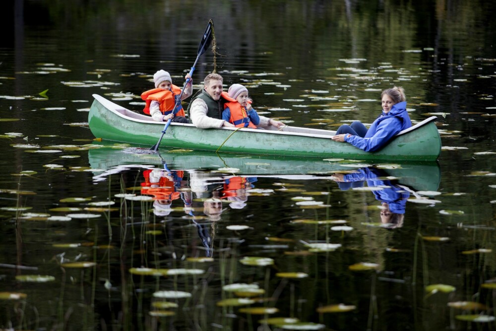 PADLETUR: Hele familien tar gjerne en padletur om kvelden. Aurora har til og med padlet ned bratte stryk. PADLETUR: Hele familien tar gjerne en padletur om kvelden. Aurora har til og med padlet ned bratte stryk.