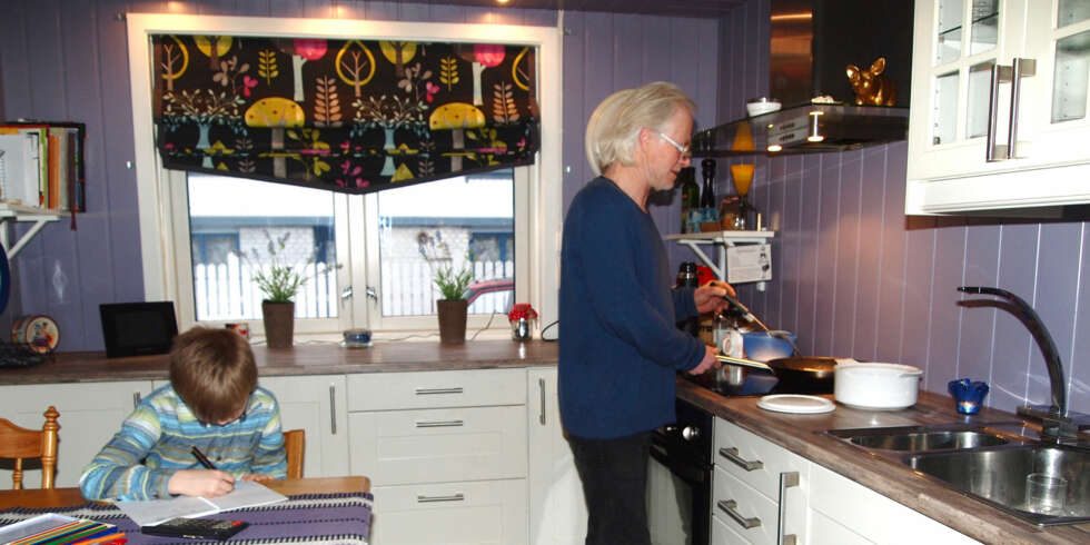 LAGER MIDDAG: Hver dag etter skolen får Oliver hjemmelaget middag servert av ""Beste"". FOTO: Kine Aarnes LAGER MIDDAG: Hver dag etter skolen får Oliver hjemmelaget middag servert av ""Beste"". FOTO: Kine Aarnes