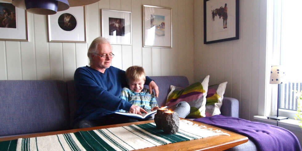 GODT FORHOLD: Bestefar Arvid (63) og Oliver (9) gjør lekser og spiser middag sammen hver dag etter skolen. Bestefedre har i økende grad blitt en viktig ressurs for barnefamilier, viser en ny europeisk undersøkelse. FOTO: Kine Aarnes GODT FORHOLD: Bestefar Arvid (63) og Oliver (9) gjør lekser og spiser middag sammen hver dag etter skolen. Bestefedre har i økende grad blitt en viktig ressurs for barnefamilier, viser en ny europeisk undersøkelse. FOTO: Kine Aarnes