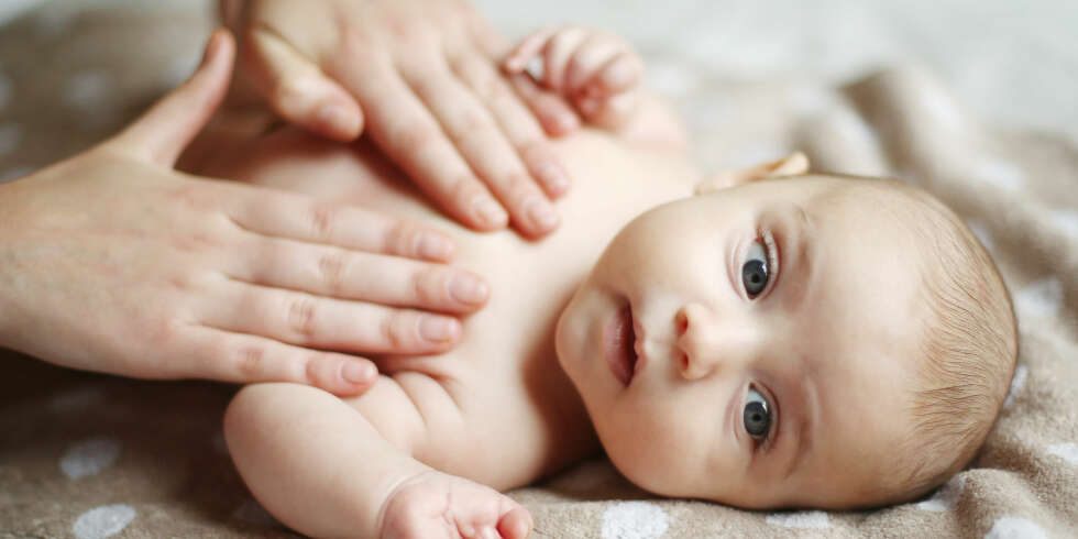 BABYMASSASJE: Babymassasje kan hjelpe mot alt fra luftsmerter til søvnproblemer. Slik gjør du det: Her er enkle øvelser som viser hvordan du kan massere babyen din hjemme. BABYMASSASJE: Babymassasje kan hjelpe mot alt fra luftsmerter til søvnproblemer. Slik gjør du det: Her er enkle øvelser som viser hvordan du kan massere babyen din hjemme.